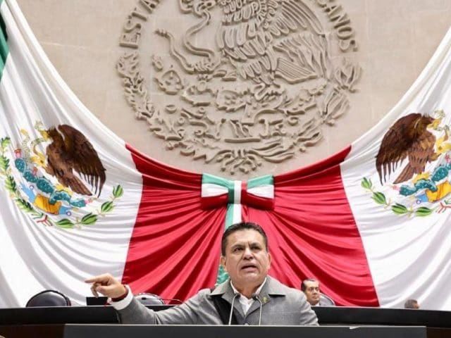 Alejandro Domínguez critica propuesta de ley AntiMemes por considerar que limita la libertad de expresión