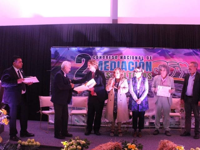 Entregan reconocimiento a generadores de paz