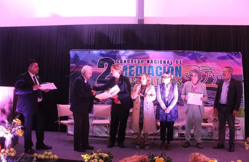 Entregan reconocimiento a generadores de paz