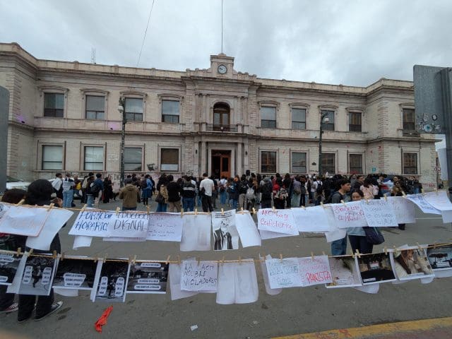 Estudiantes de la UACH protestan en rectoría; reclaman falta transparencia en gastos
