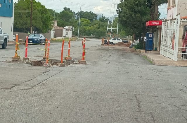 Denuncian calle destrozada desde julio tras obras en tubería de agua