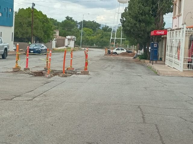 Denuncian calle destrozada desde julio tras obras en tubería de agua
