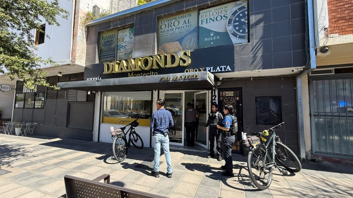 Roban cerca de 3 mdp a joyería en el centro