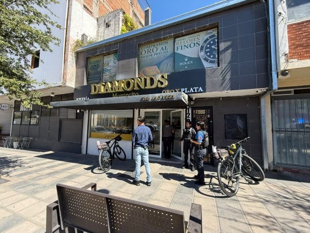 Roban cerca de 3 mdp a joyería en el centro