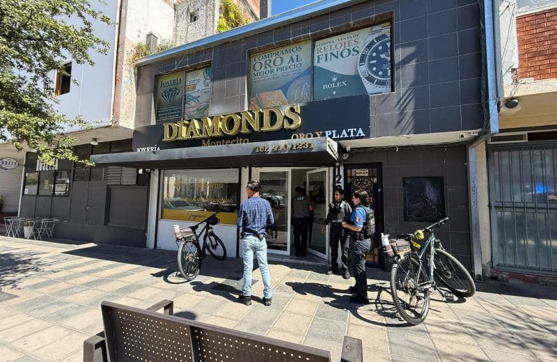 Roban cerca de 3 mdp a joyería en el centro