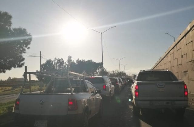 Tráfico a vuelta de rueda en Lombardo Toledano; largas filas desde avenida Juárez