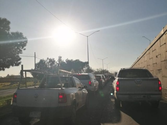Tráfico a vuelta de rueda en Lombardo Toledano; largas filas desde avenida Juárez