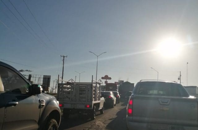 Semáforos generan caos vial sobre Lombardo Toledano al sur de Chihuahua