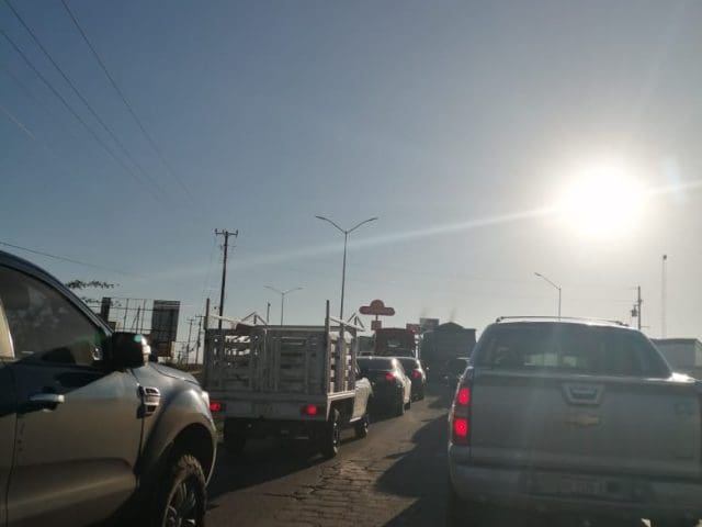 Semáforos generan caos vial sobre Lombardo Toledano al sur de Chihuahua