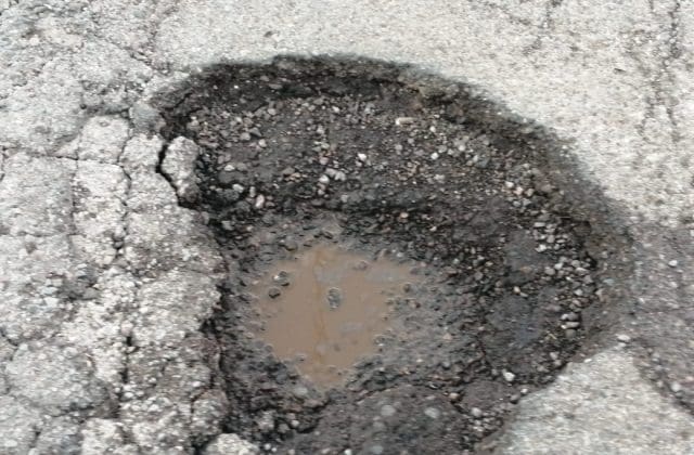 ¡Cuidado! Megabache amenaza a automovilistas en avenida Universidad