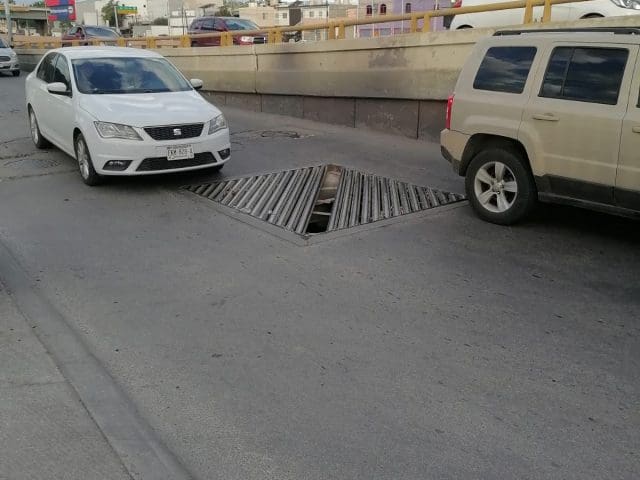 Otra vez falla rejilla en Teófilo Borunda y calle 38; automovilistas frenan para pasar