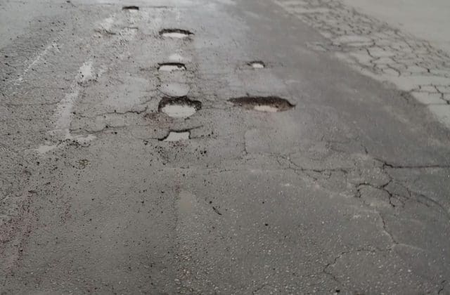 Reportan seis baches en Niños Héroes y basura acumulada en Chihuahua