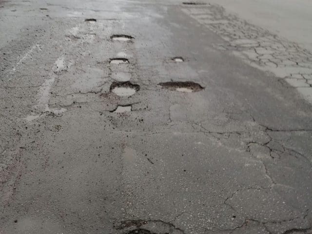 Reportan seis baches en Niños Héroes y basura acumulada en Chihuahua