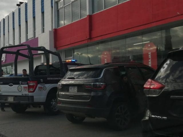 Chocan dos camionetas en avenida Universidad; fuga de agua pudo provocar el accidente