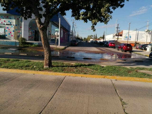 Se desbordan aguas negras en Universidad y General Retana