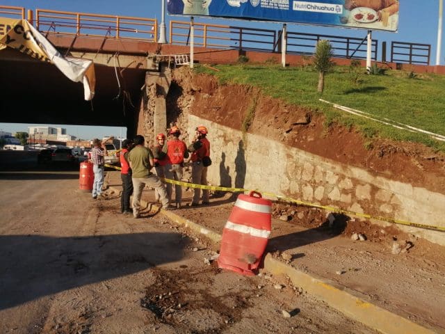Protección Civil Estatal evalúa daños tras colapso de pared en puente del canal