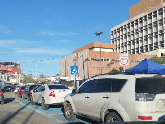 Doble fila y baches complican circulación junto al Hospital Morelos