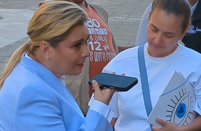 Interactúa Maru Campos con ciudadanos