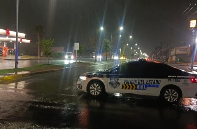 Auxiliaron a 18 automovilistas varados por lluvias en Chihuahua