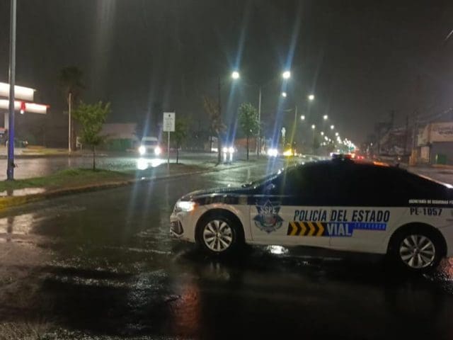 Auxiliaron a 18 automovilistas varados por lluvias en Chihuahua