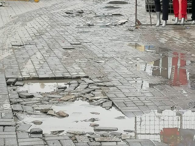 Baches y encharcamiento dificultan circular por la Doblado; comerciantes piden atención