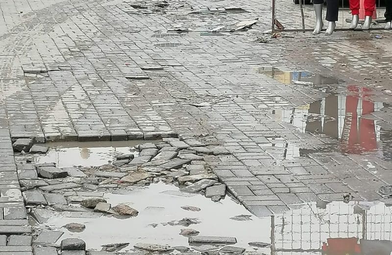 Baches y encharcamiento dificultan circular por la Doblado; comerciantes piden atención