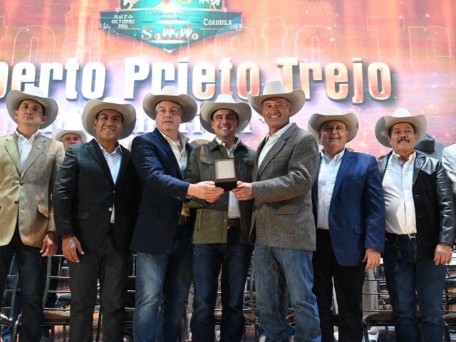 Reconocen a dos ganaderos de Chihuahua con Medalla al Mérito Ganadero