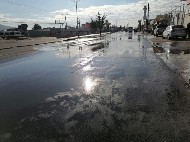 Fuga de agua potable encharca carriles de Tecnológico