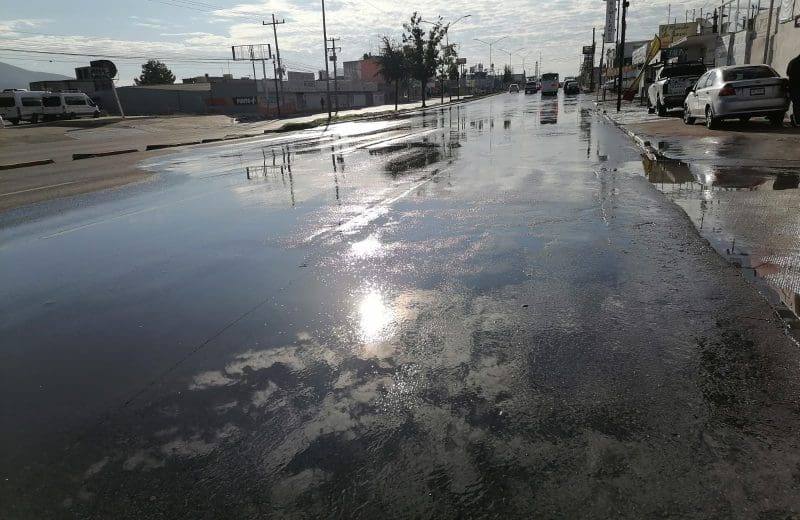 Fuga de agua potable encharca carriles de Tecnológico