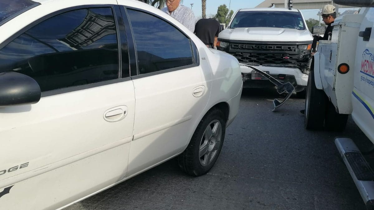Chocan camioneta de Fiscalía y Neón en Sacramento; fuerte afectación vial