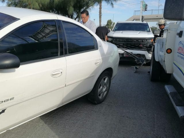 Chocan camioneta de Fiscalía y Neón en Sacramento; fuerte afectación vial