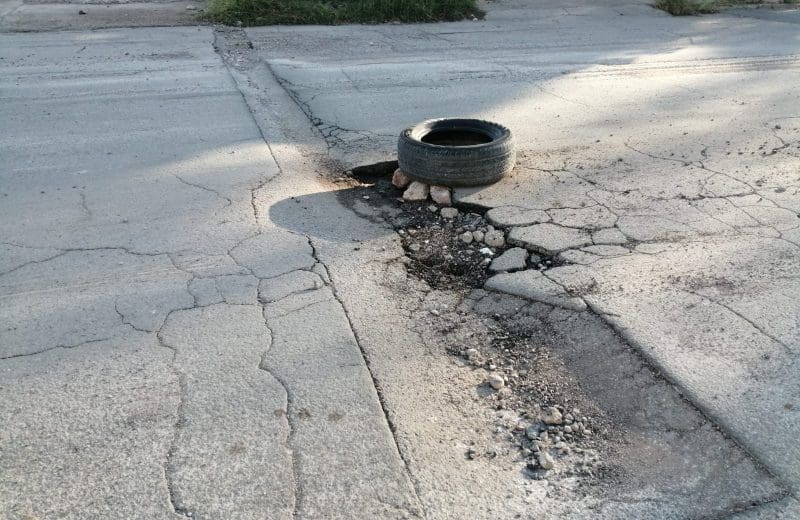 Colocan llantas para advertir baches profundos en la Antonio de Montes