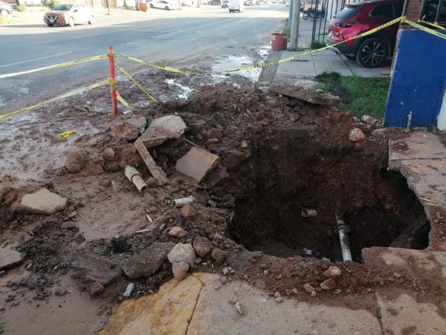 Reparan megafuga en Agustín Melgar; piden precaución por trabajos en banqueta