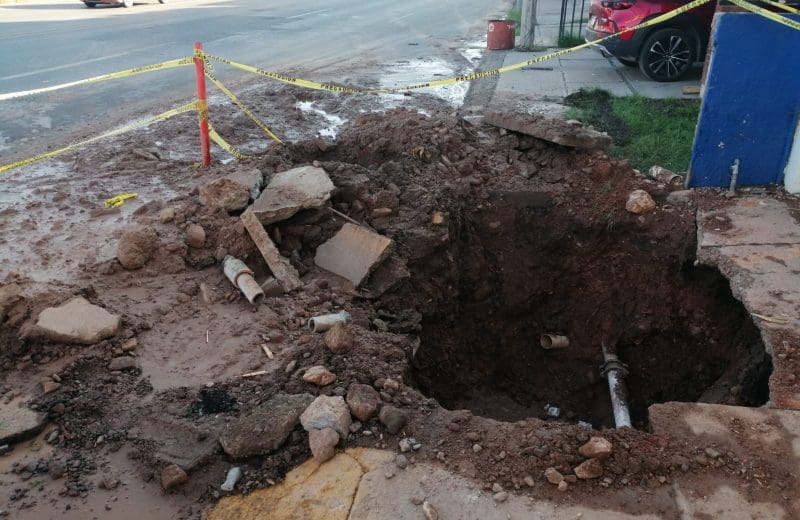Reparan megafuga en Agustín Melgar; piden precaución por trabajos en banqueta