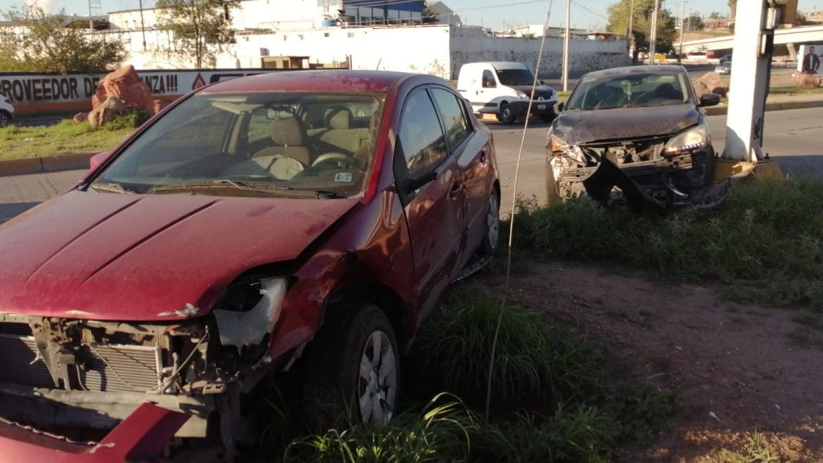 ¡Fuerte choque en la Sacramento! Auto termina sobre camellón y con daños casi totales
