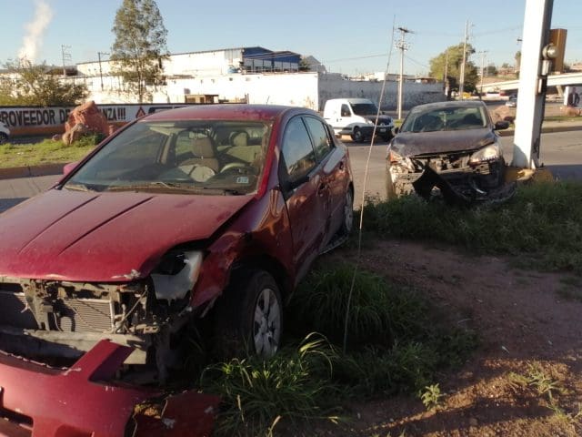 ¡Fuerte choque en la Sacramento! Auto termina sobre camellón y con daños casi totales