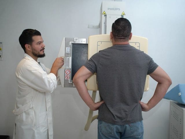 Llama Salud a prevenir la osteoporosis y detectarla a tiempo