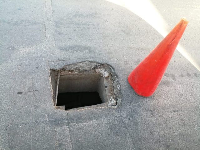 Registro sin tapa amenaza con provocar accidente en pleno Centro