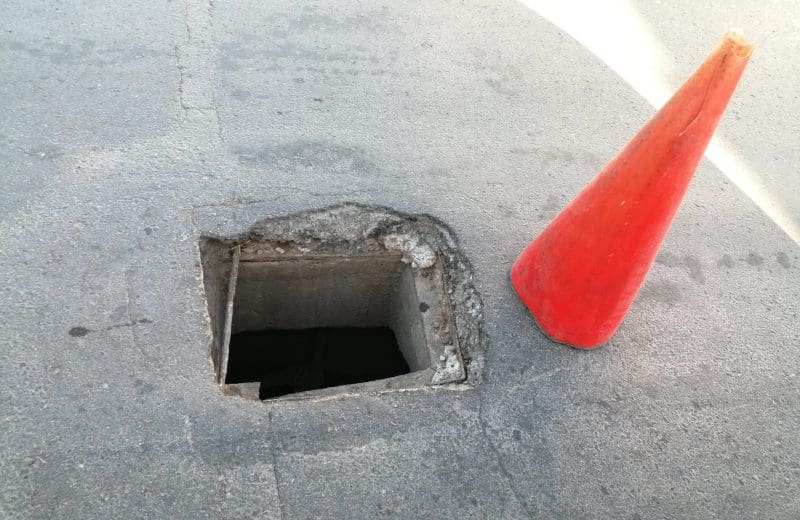 Registro sin tapa amenaza con provocar accidente en pleno Centro