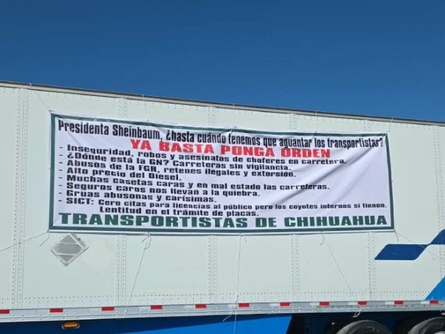 Cierran transportistas circulación en carretera a Delicias