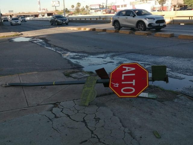 Reportan señalamientos de alto derribados y ausentes en calles de Chihuahua