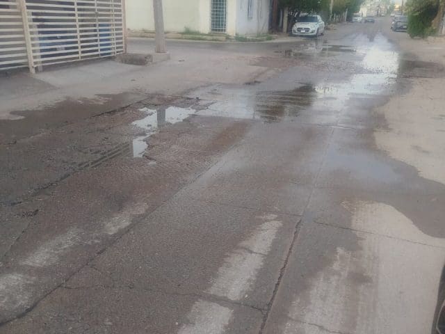 Reaparece fuga de agua en Barrio del Norte; ahora con más intensidad