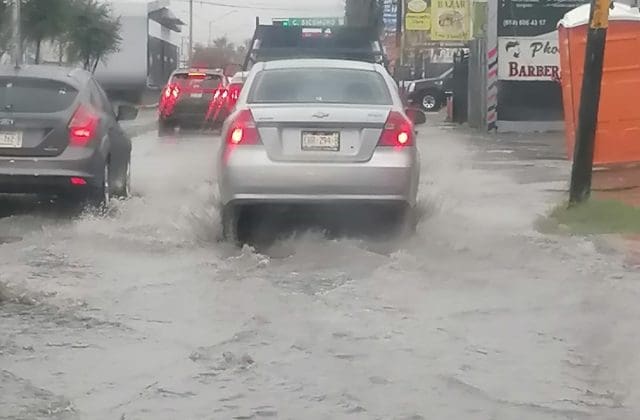 Lluvias provocan fuerte encharcamiento y tráfico lento sobre avenida Vallarta