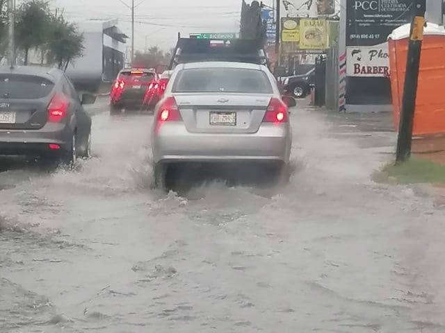 Lluvias provocan fuerte encharcamiento y tráfico lento sobre avenida Vallarta