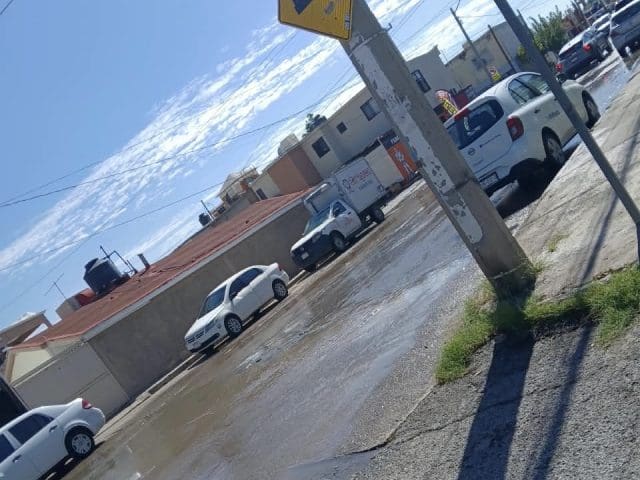 Reportan megafuga de agua en Miguel Barragán