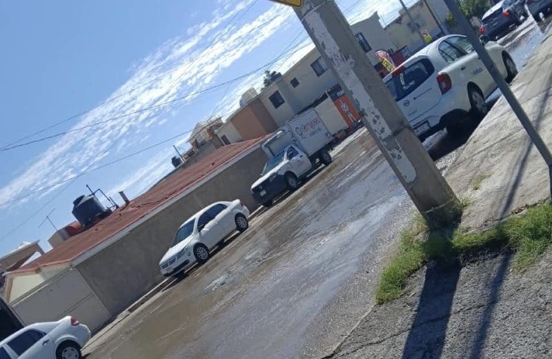 Reportan megafuga de agua en Miguel Barragán