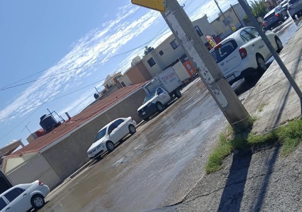 Reportan megafuga de agua en Miguel Barragán