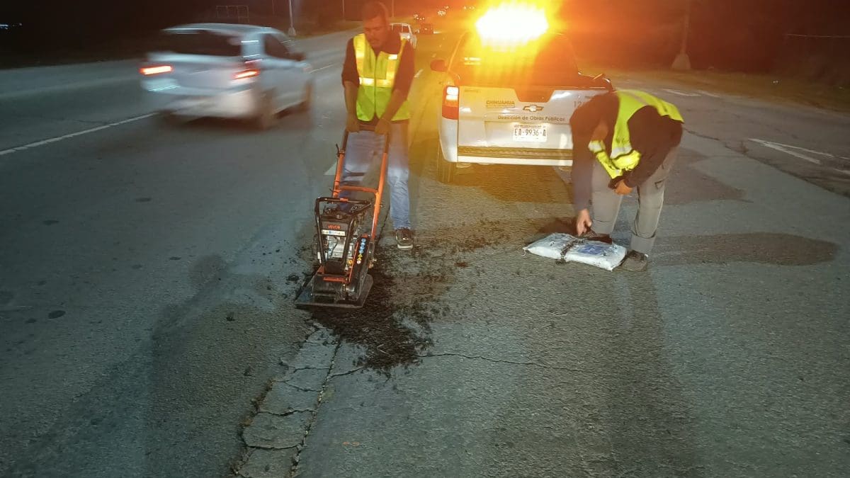 Atiende Obras Públicas bache en carretera Aldama-Chihuahua