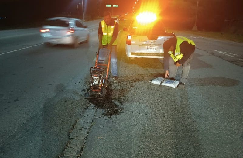 Atiende Obras Públicas bache en carretera Aldama-Chihuahua