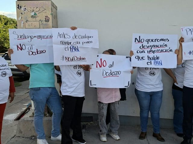 “No al dedazo”: panistas protestan contra posible imposición